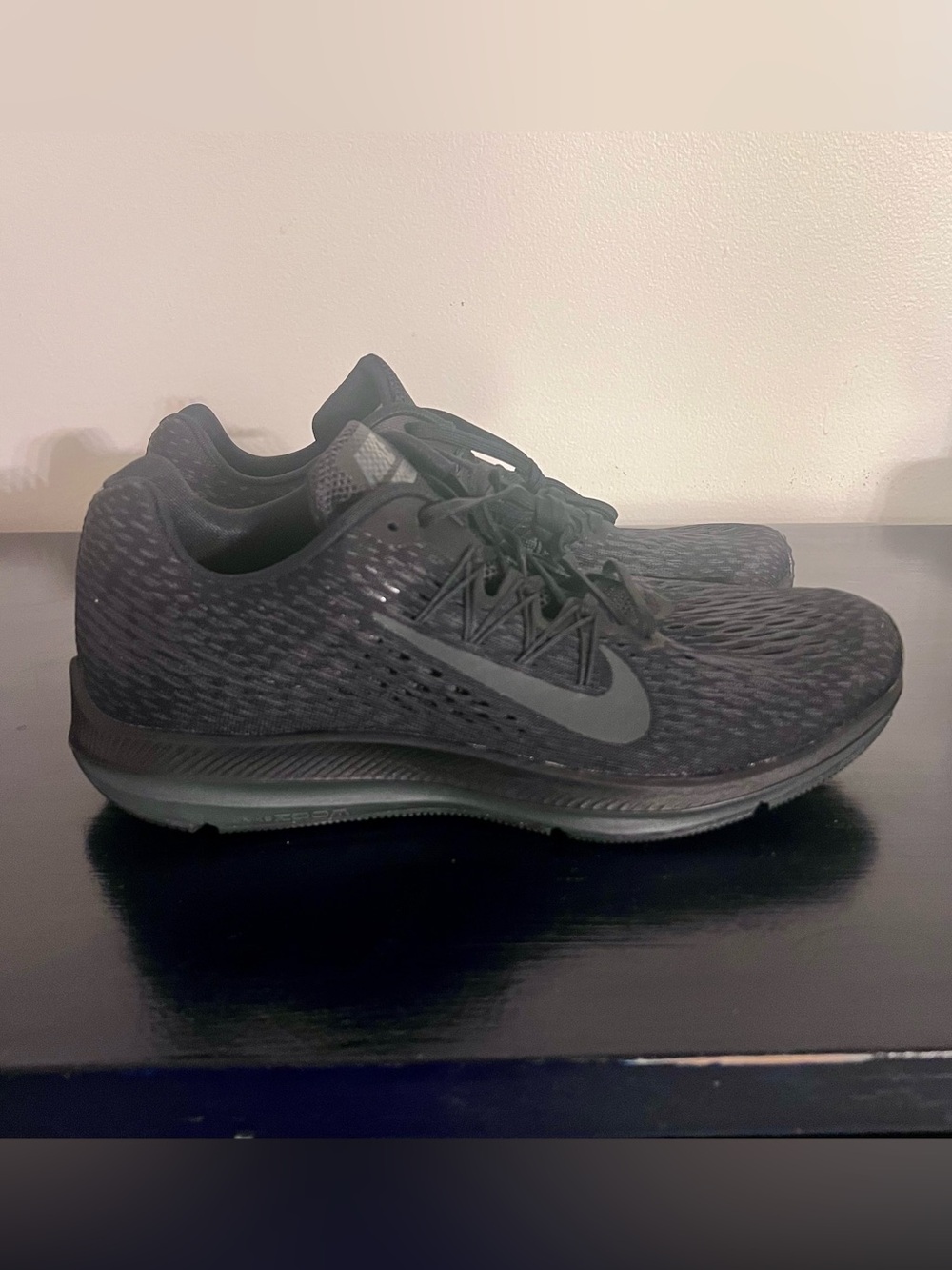 Nike Zoom Men's Black Athletic Running Shoes with Subtle Gray Swoosh